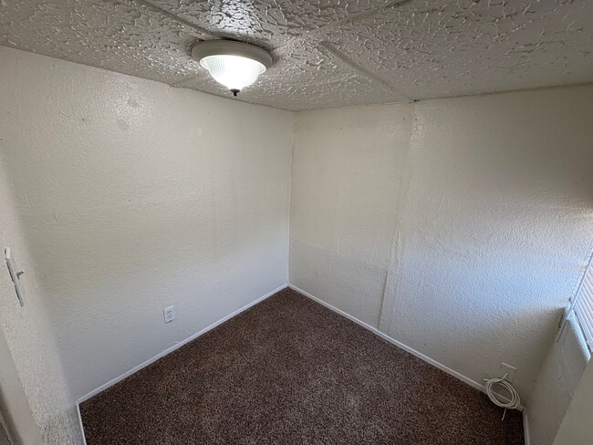 Building Photo - Dinuba Home Rent Ready !