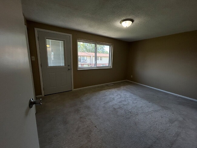 Building Photo - Charming 2-Bed Condo Retreat with 1.5 Baths in Prime Greenwood Location – 1088 Sq Ft of Comfort!