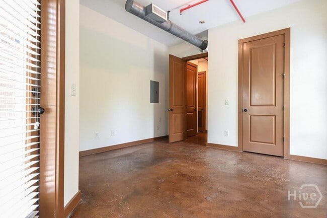 Building Photo - 250 Martha Dr