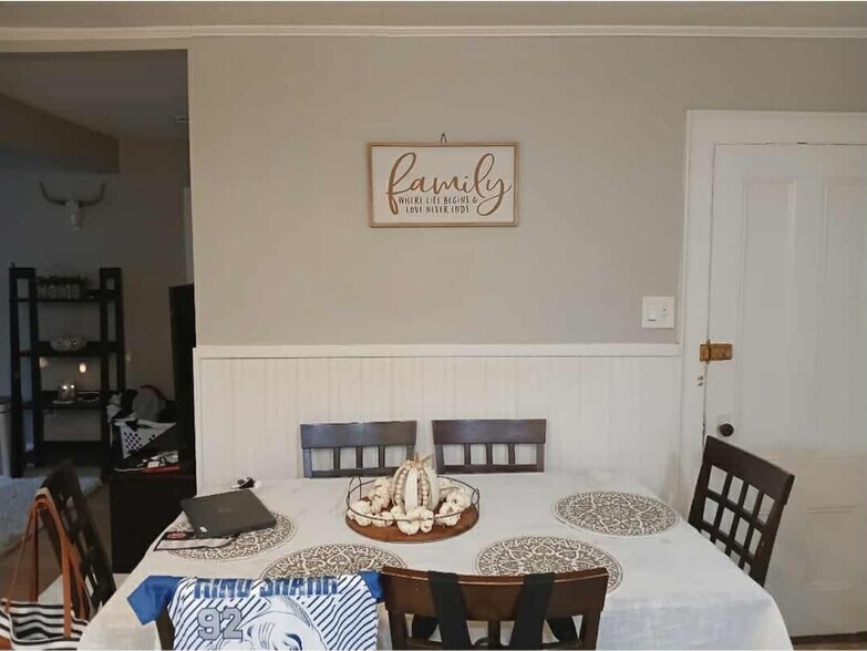 Building Photo - 28 1/2 Grove St