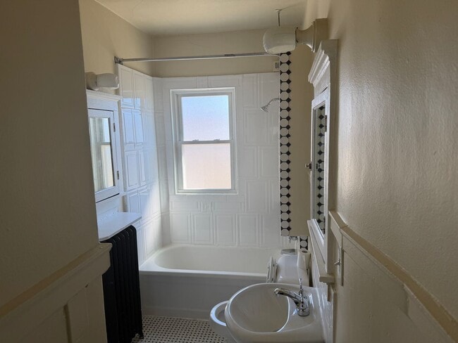 Building Photo - 815 E Locust St