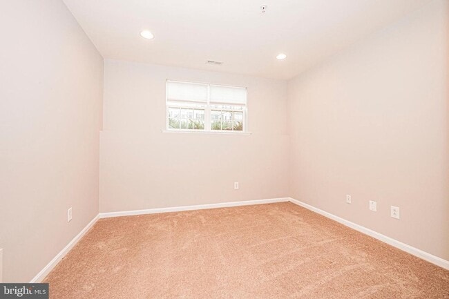 Building Photo - SPACIOUS 3 LEVEL TOWNHOUSE IN CLARKSBURG