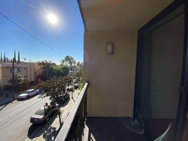 Building Photo - ***MOVE-IN SPECIAL 2 WEEKS FREE RENT***Fantastic 1 bed and 1 Bath with balcony and pool in Hollywood
