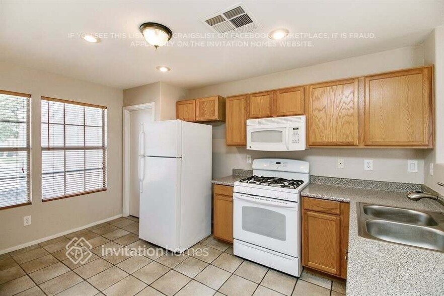 Building Photo - 5925 Kenmore St