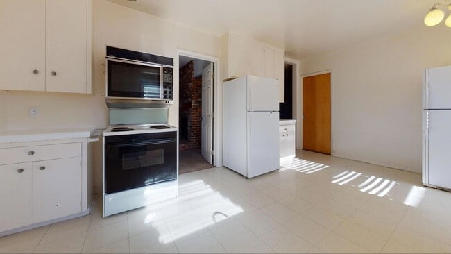 Building Photo - Large 7 Bedroom house on Dorothy - Steps off Campus!!