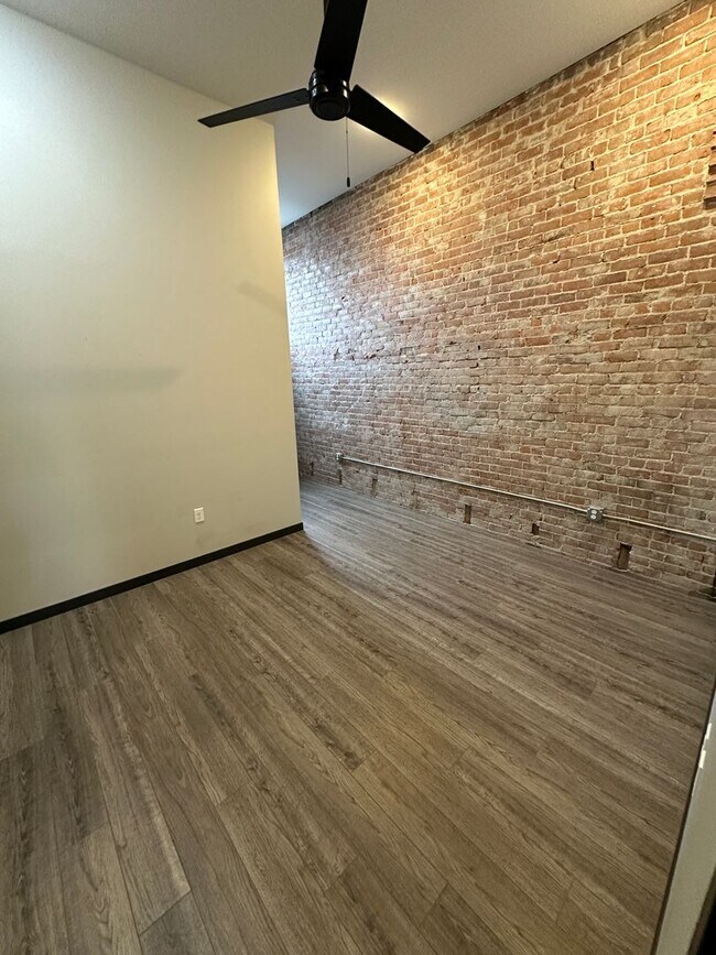 Building Photo - 409 W Norfolk Ave