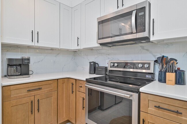 Building Photo - 6386 Royal Woods Dr
