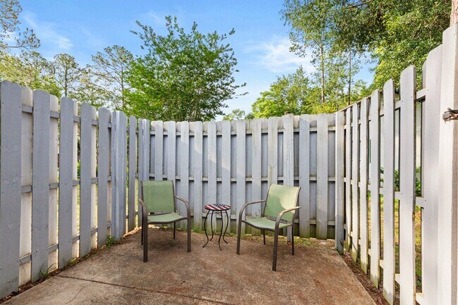 Building Photo - Beautifully updated 3 bedroom 2 bath home in Valwood