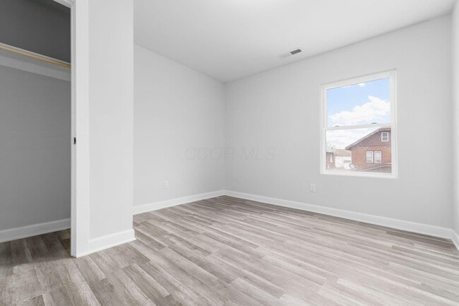 Building Photo - 905 Carpenter St