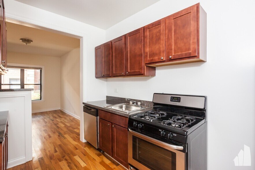 Building Photo - 834 W Waveland Ave