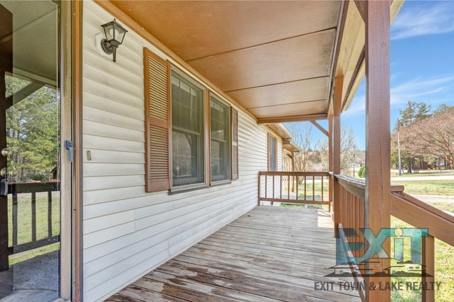 Building Photo - 3 Bedroom/2 Bathroom Home