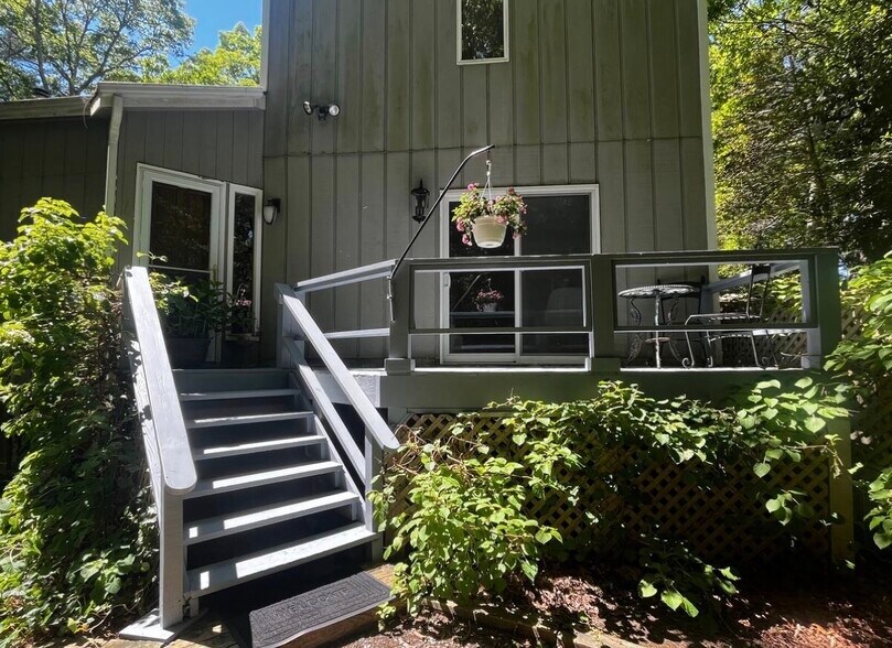 Building Photo - 5 Highland Ln