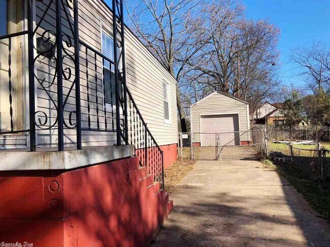Building Photo - 121 S Oak St