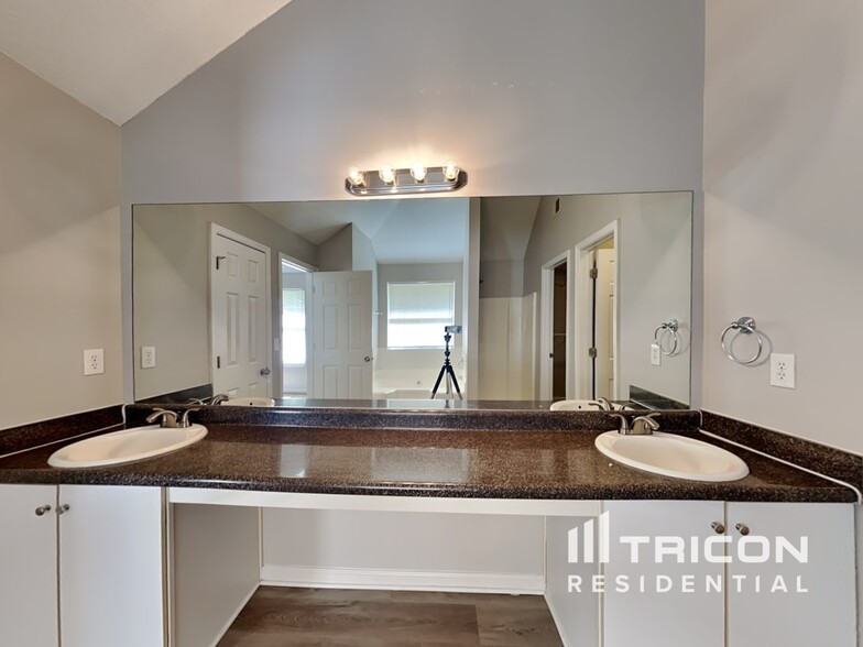 Building Photo - 3885 Riverview Bend
