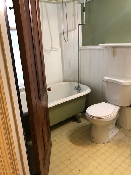 clawfoot bath - 20 Grant St