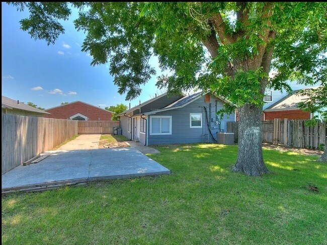 Building Photo - Fully Remolded 2bed/2bath with a Versatile...