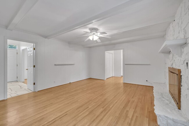 Building Photo - One level living in the heart of Brentwood