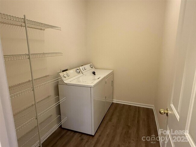 Building Photo - 1420 Ladora Dr