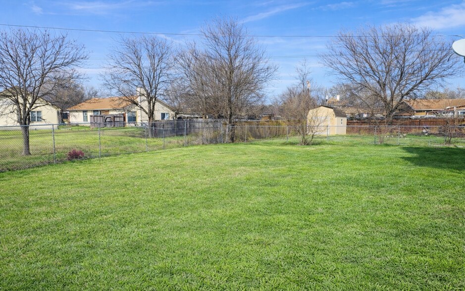 Building Photo - 2305 Magnum Cir