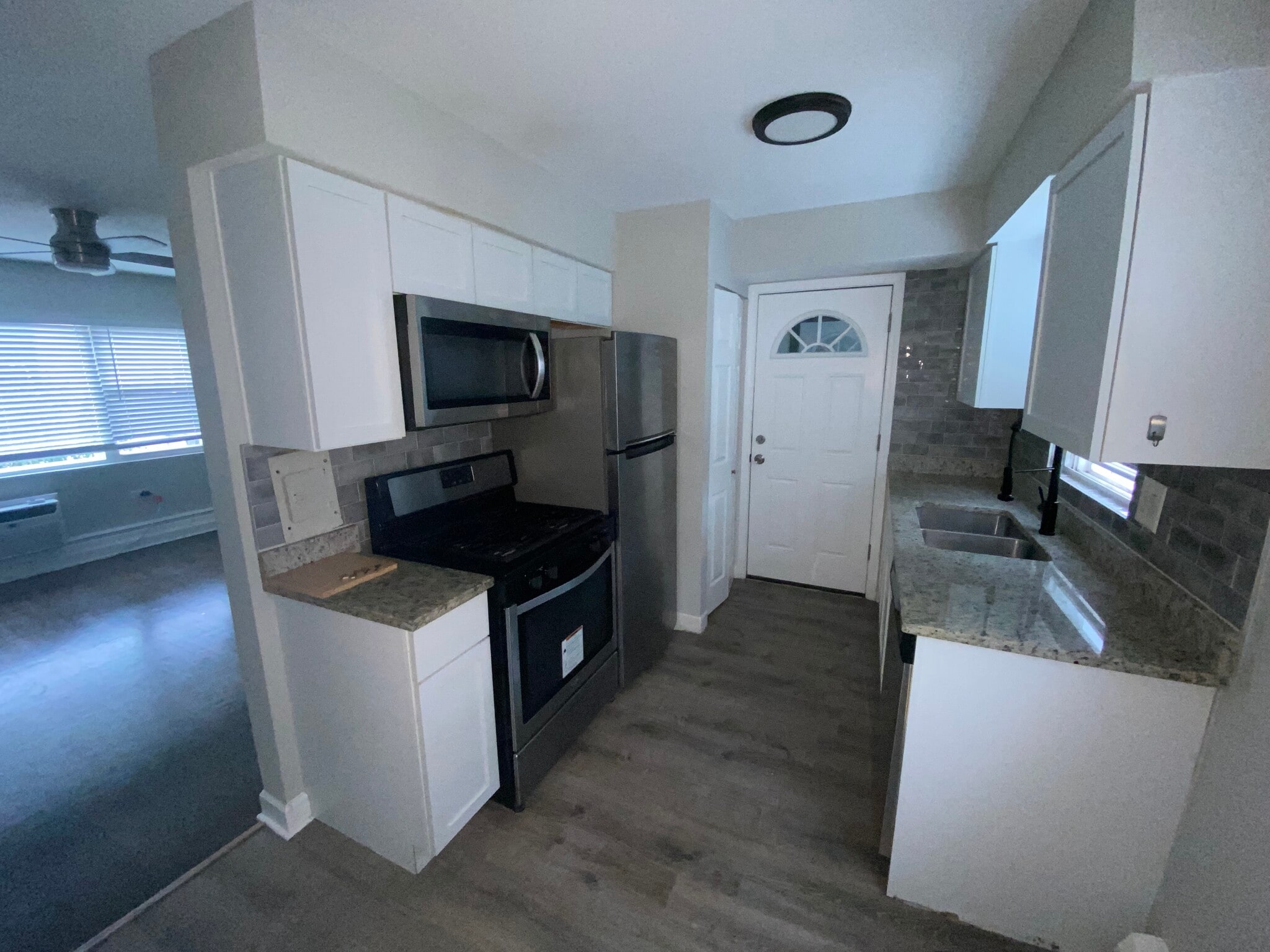 Building Photo - 1324 W Sherwin Ave