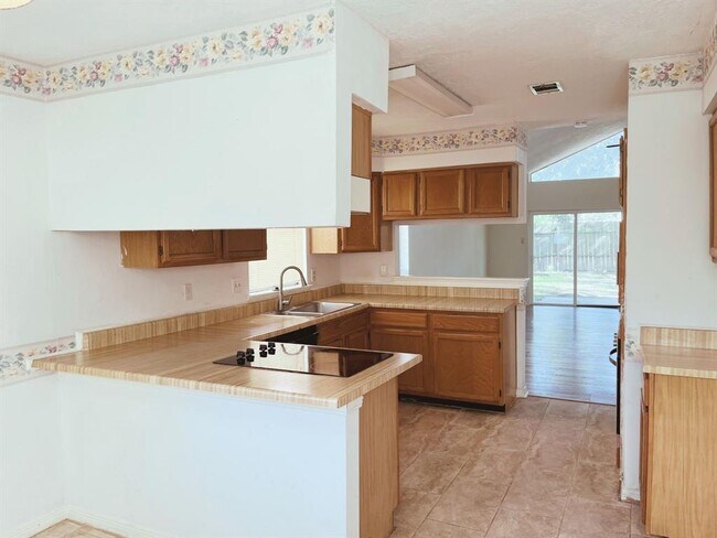 Building Photo - 10550 Walnut Glen Dr