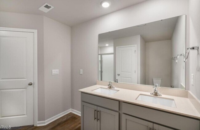 Building Photo - 3 Bedroom Townhome with Garage for Rent