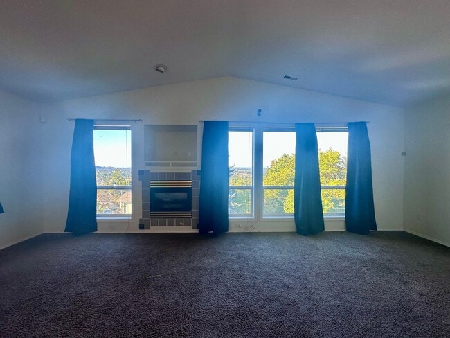 Building Photo - Charming Duplex 3 Bed 2 Bath w/ Double Car Garage and a Beautiful View in Portland!