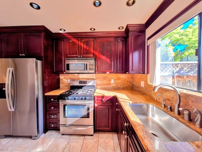 Building Photo - Beautiful 2bd Townhouse With Attached Garage, Private Patio, Pool/Hot Tub, & Clubhouse!