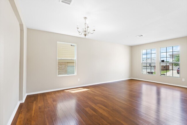 Building Photo - 3 Bedroom/2.5 Bath Bluffs of Lookout Canyon Subdivision