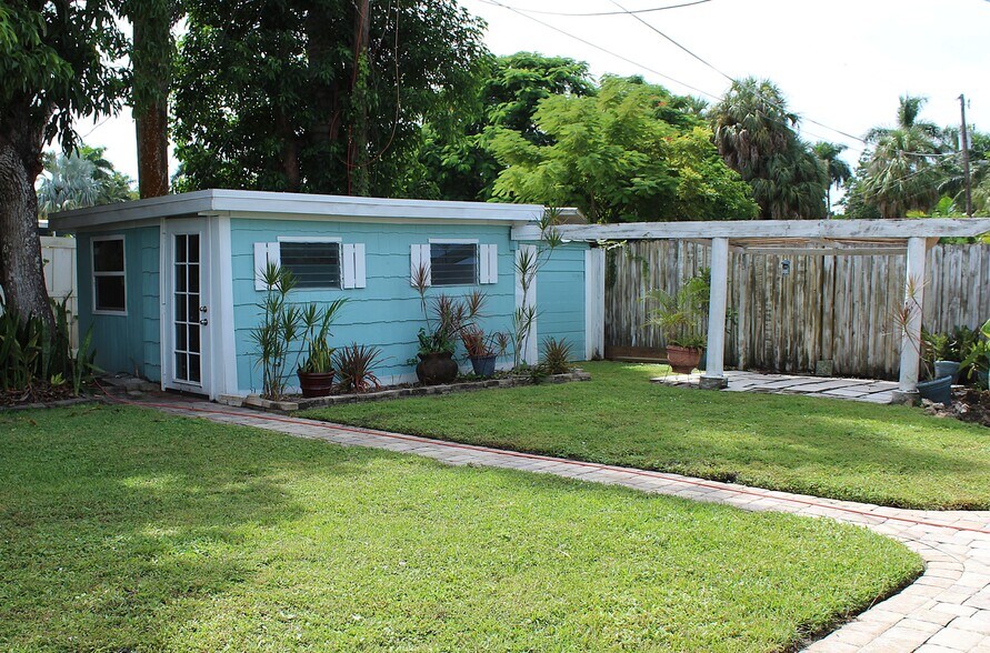 Building Photo - 4464 E Riverside Dr