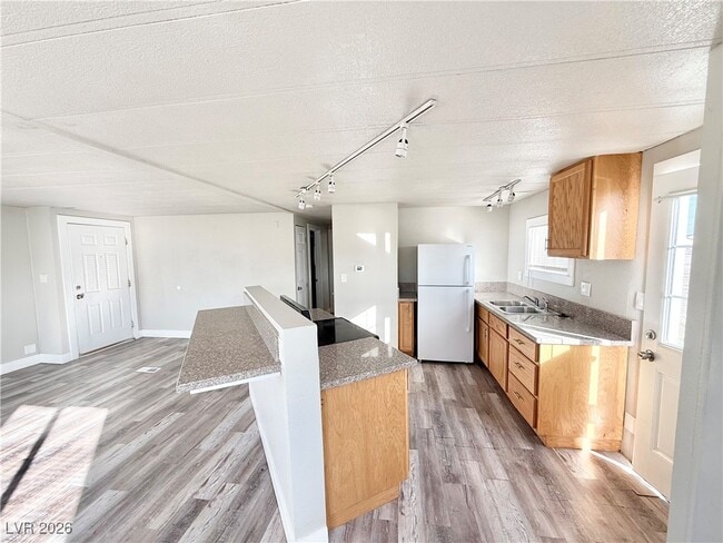 Building Photo - 4331 W Victoria St