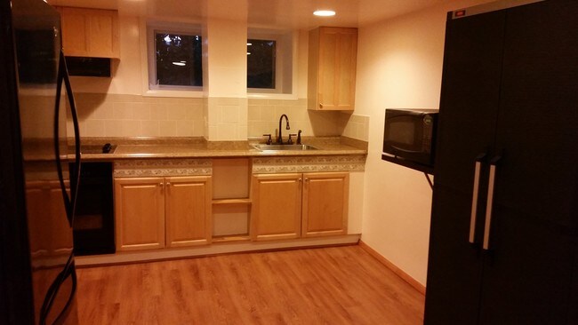 Kitchen - 124 Longview Dr