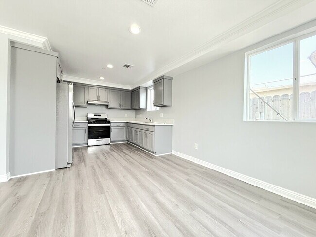 Building Photo - 322 E 55th St