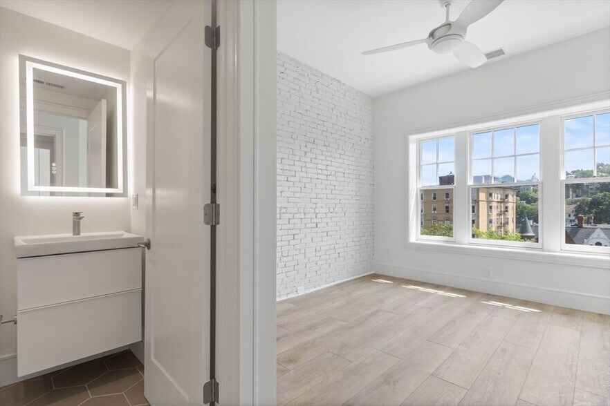 Building Photo - 1571 Beacon St