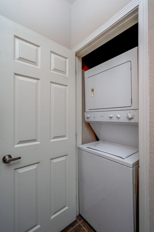 Building Photo - 600 13th St E