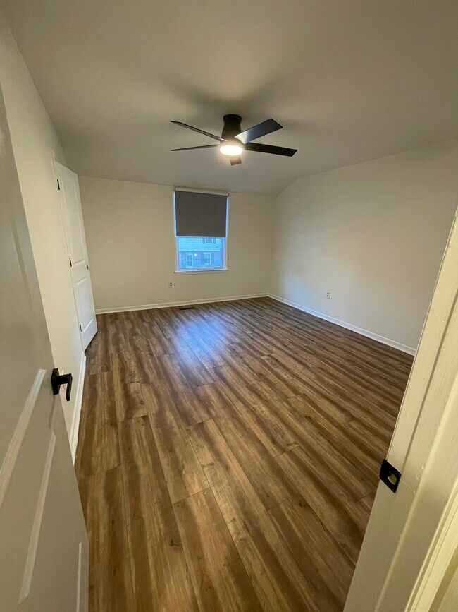 Building Photo - 101 Royal Forest Ct