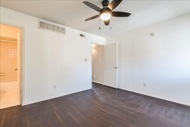 Building Photo - 6910 Hart Ln