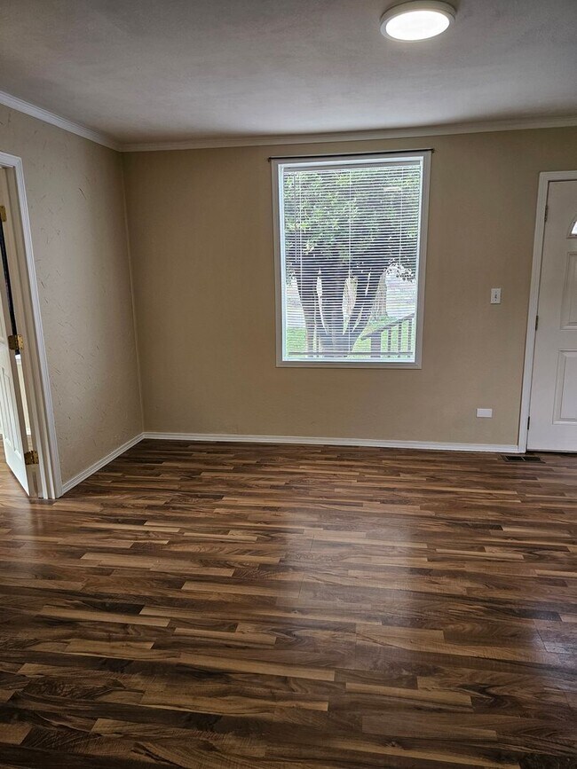 Building Photo - Charming 4Bed/2Bath Home in the Heart of Rainier! Available 6/10/26