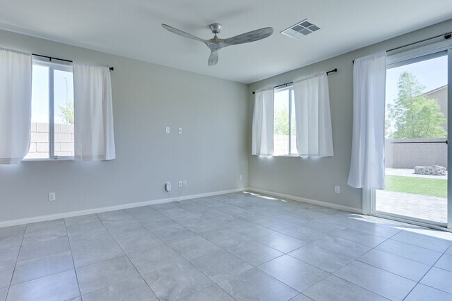 Building Photo - NW!! Solar!!  Gated!!  Bed and bath downst...