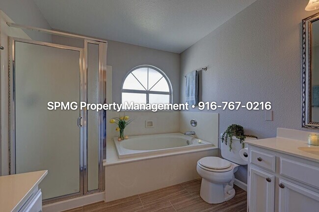 Building Photo - Beautiful 4BR/3BA Home in Rocklin 3-Car Garage & Low-Maintenance Backyard