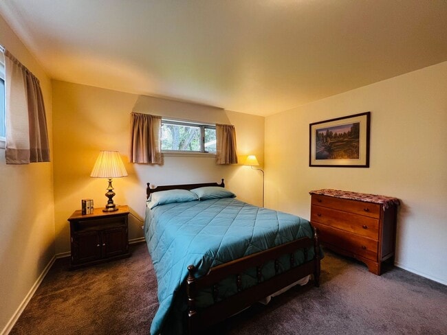 Building Photo - Fully Furnished home- perfect for traveling medical professionals!