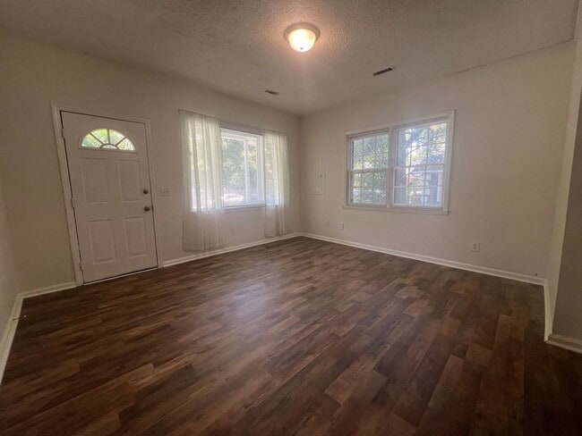 Building Photo - ADORABLE BUNGALOW!