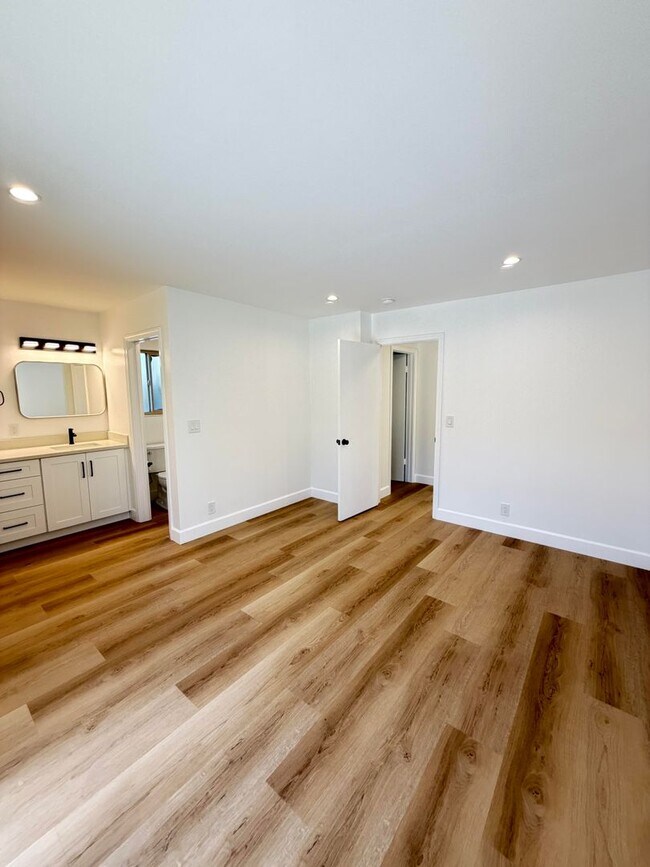 Building Photo - 9887 Broadmoor Dr