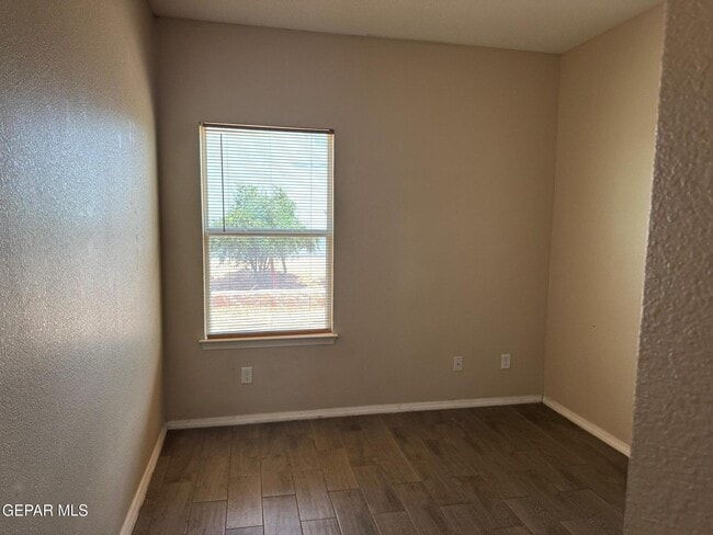 Building Photo - 613 Valley Plum Ave