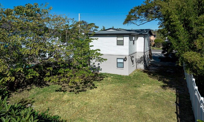 Building Photo - For Rent – Newly Renovated Modern Beach Du...