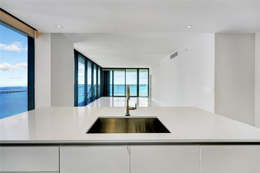 Building Photo - 700 NE 24th St