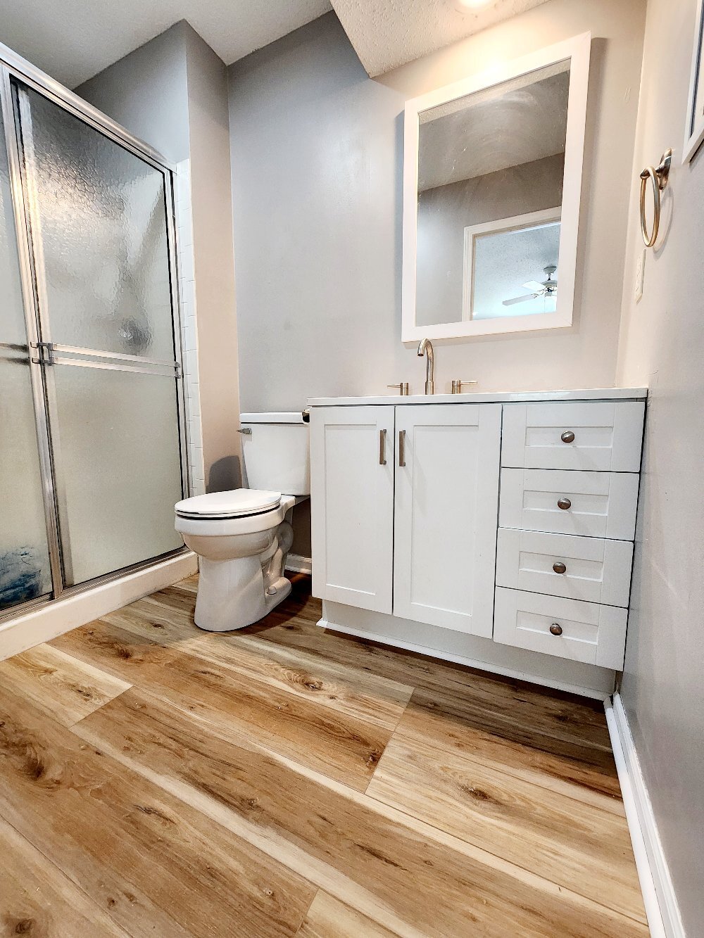 Master bathroom - 9721 W 83rd Ter