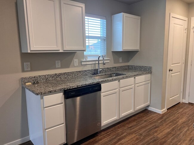 Building Photo - HALF OFF FIRST FULL MONTH OF RENT!!! - Ava...