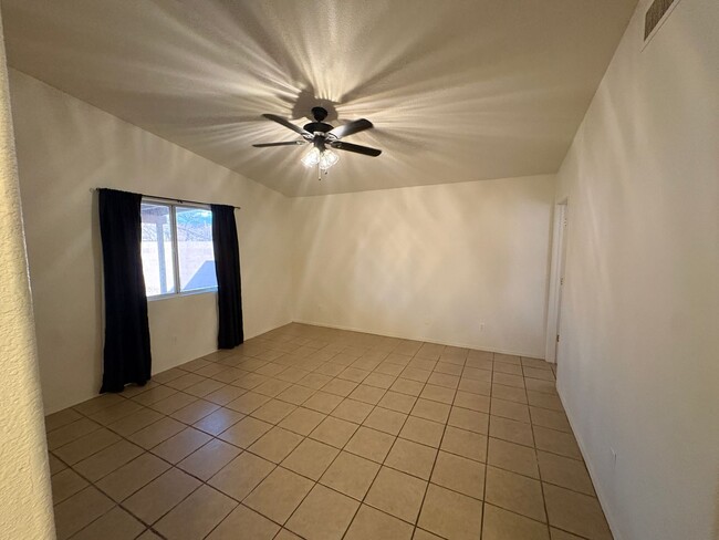 Building Photo - 3 bed 2 Bath NW Tucson Home