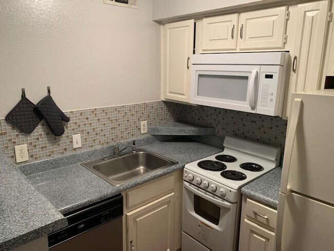 Building Photo - 2310 Bamboo Dr